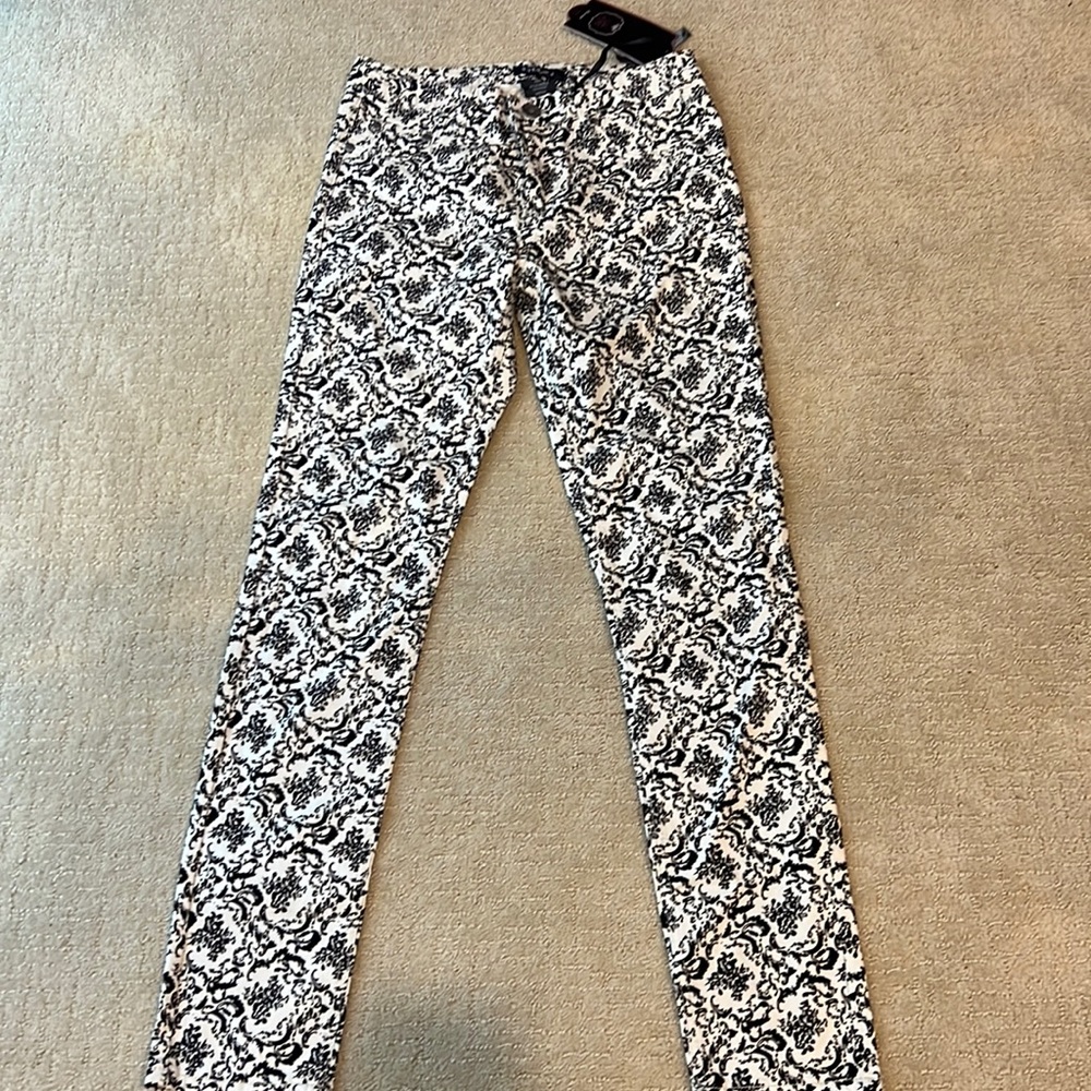 NWT SUKO jeans white velvet floral skinny leg jeans size 8